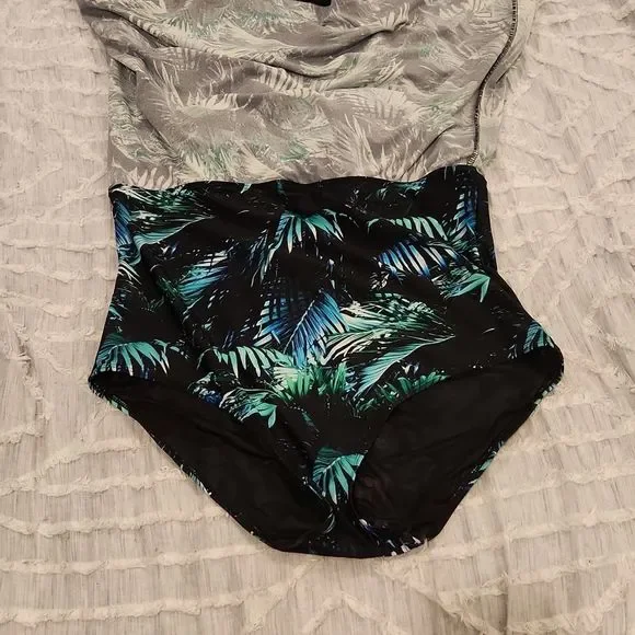 Torrid "palms forrest" Wireless Mid Strapless Swim Dress With Brief size 2! - Picture 9 of 12